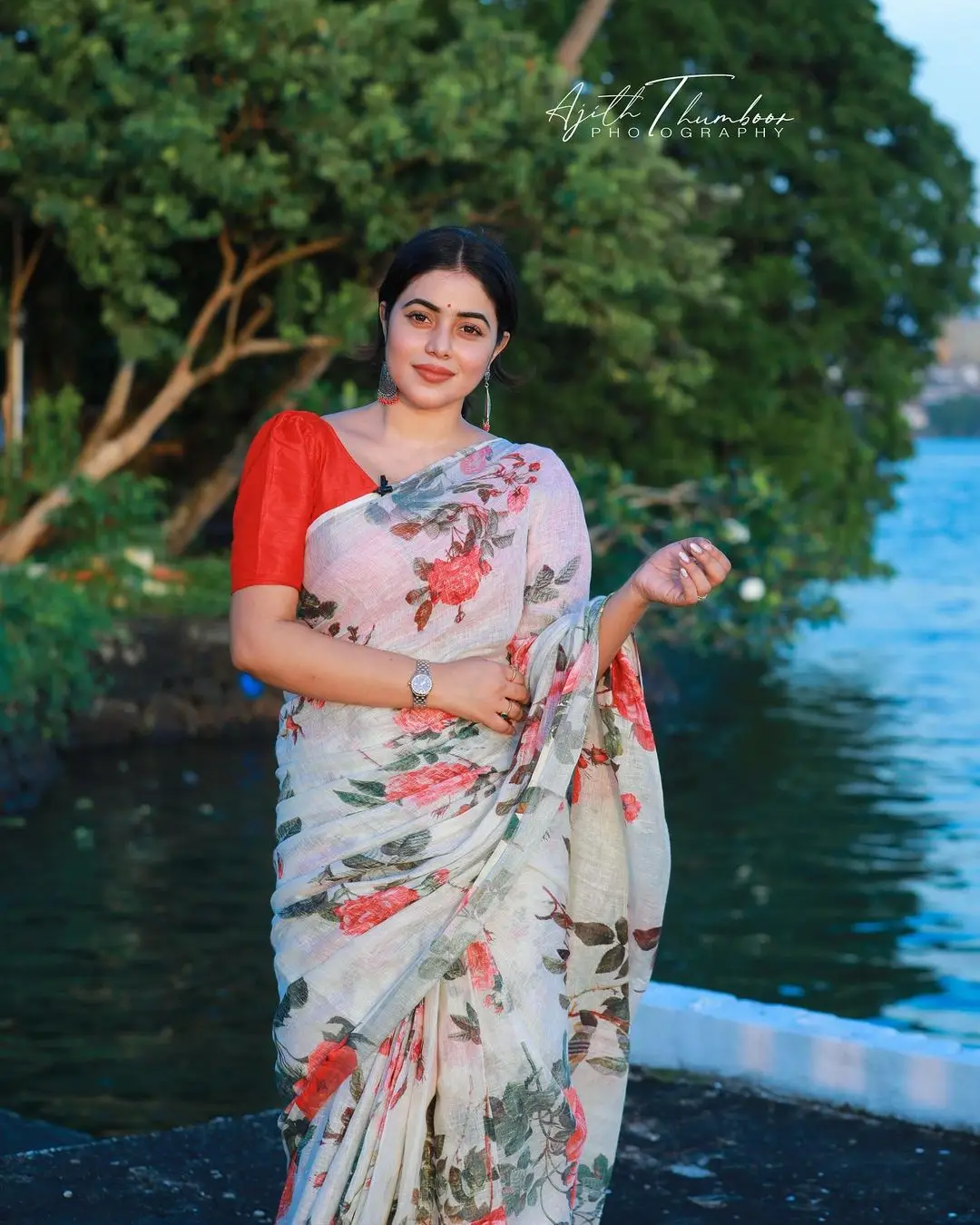 Shamna Kasim Mesmerizing Looks In Beautiful White Saree Red Blouse